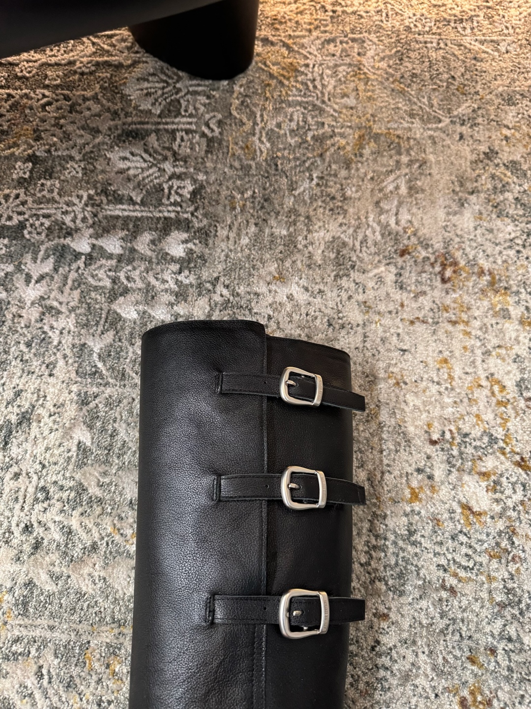 A design leather fabric, sheepskin lining, rubber sole, long boots