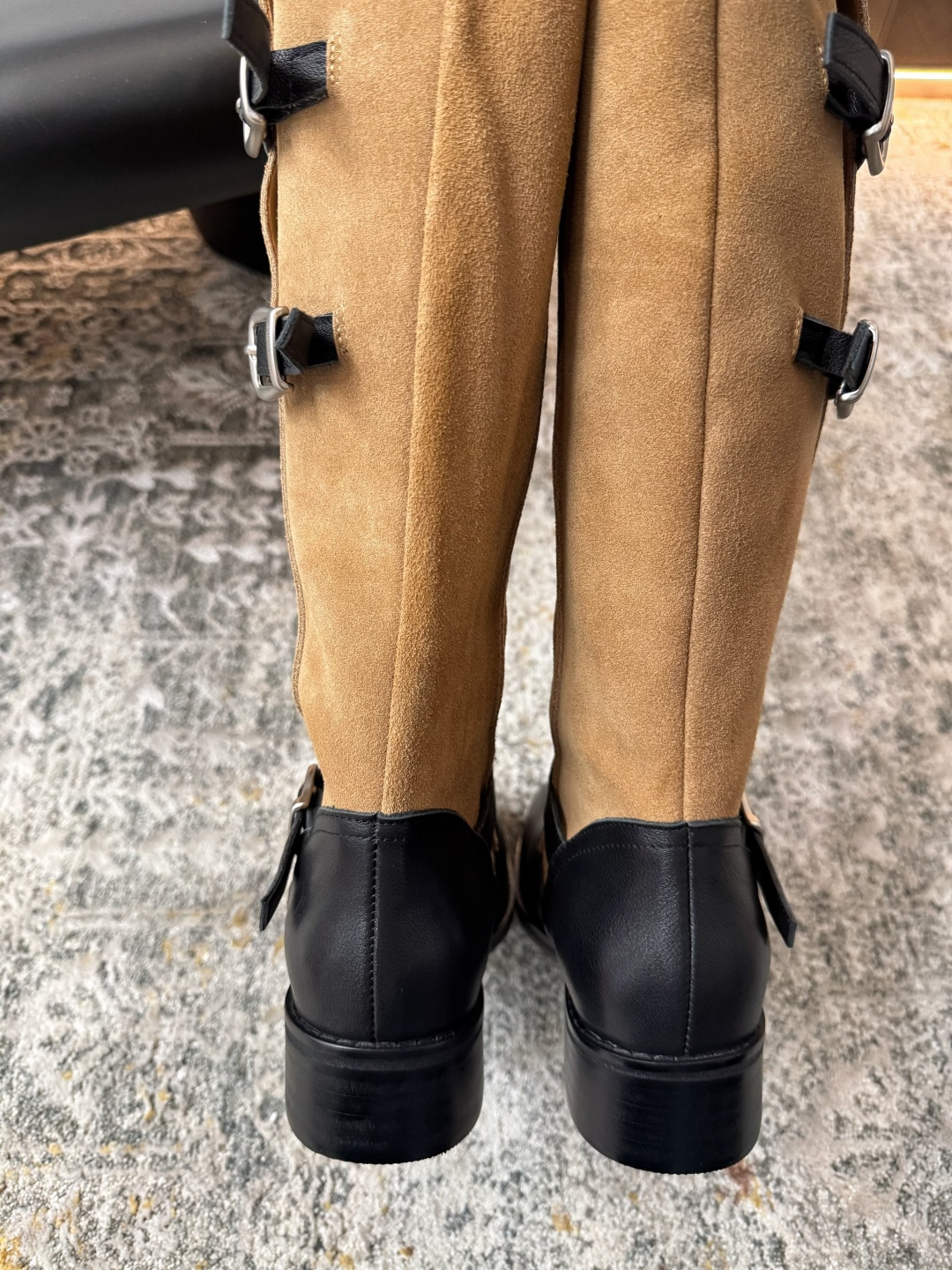 A design leather fabric, sheepskin lining, rubber sole, long boots