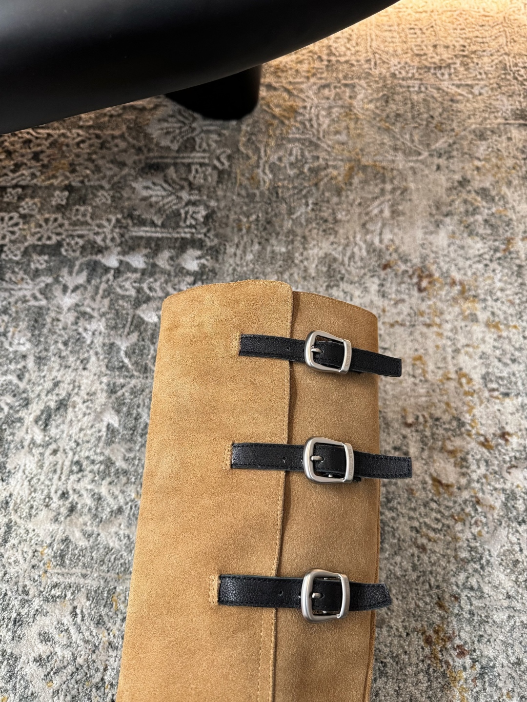 A design leather fabric, sheepskin lining, rubber sole, long boots