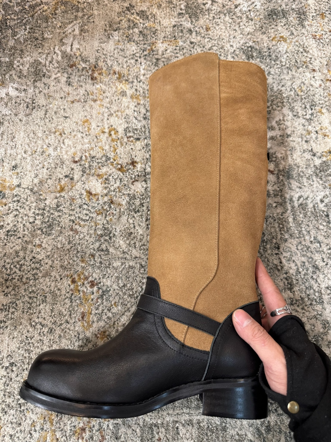 A design leather fabric, sheepskin lining, rubber sole, long boots