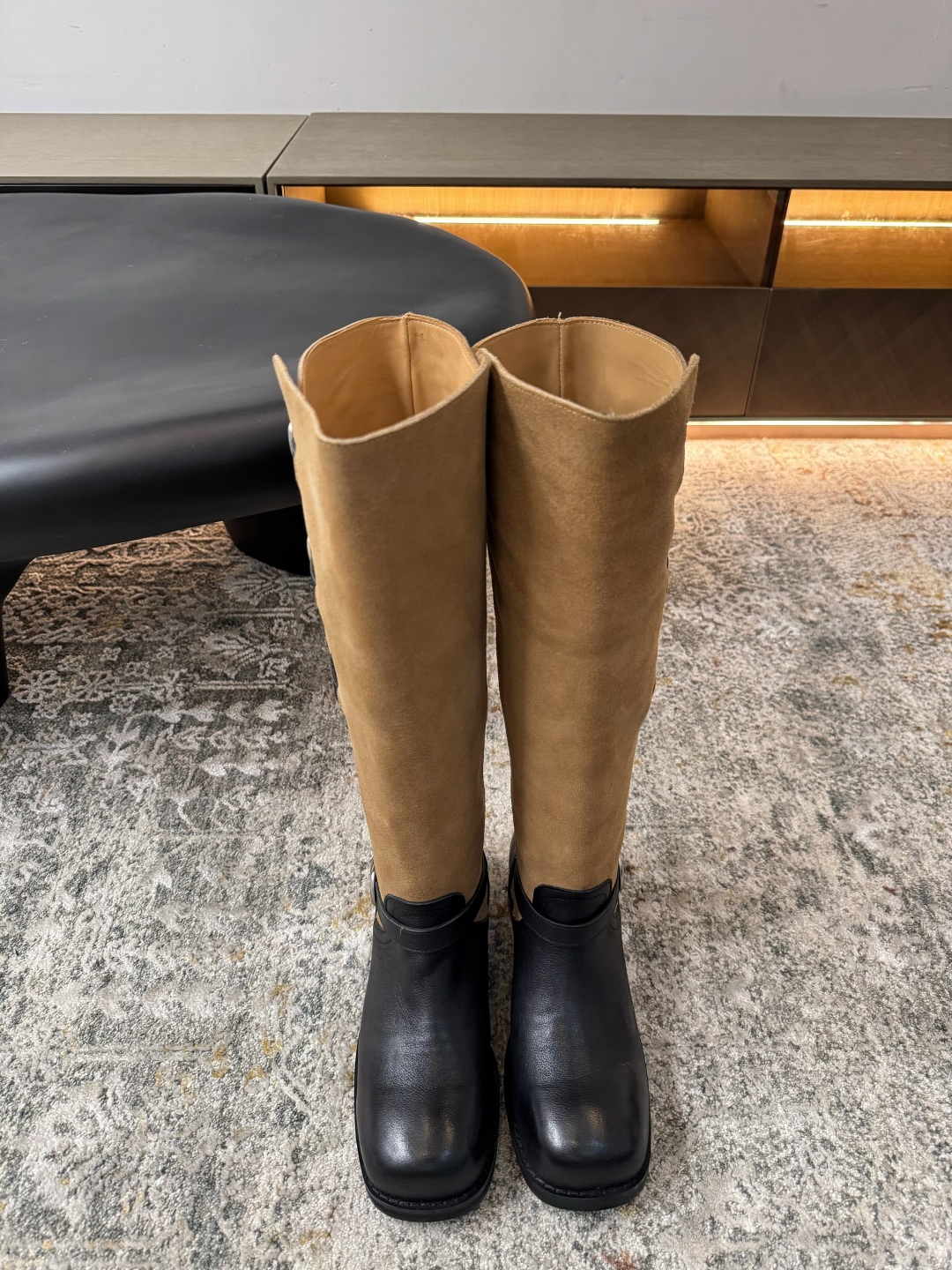 A design leather fabric, sheepskin lining, rubber sole, long boots