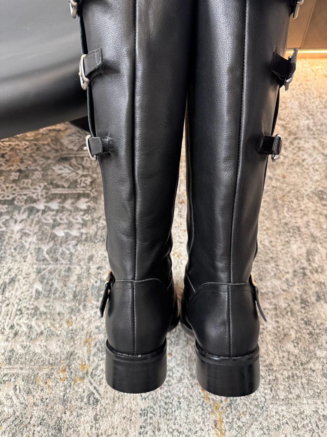 A design leather fabric, sheepskin lining, rubber sole, long boots