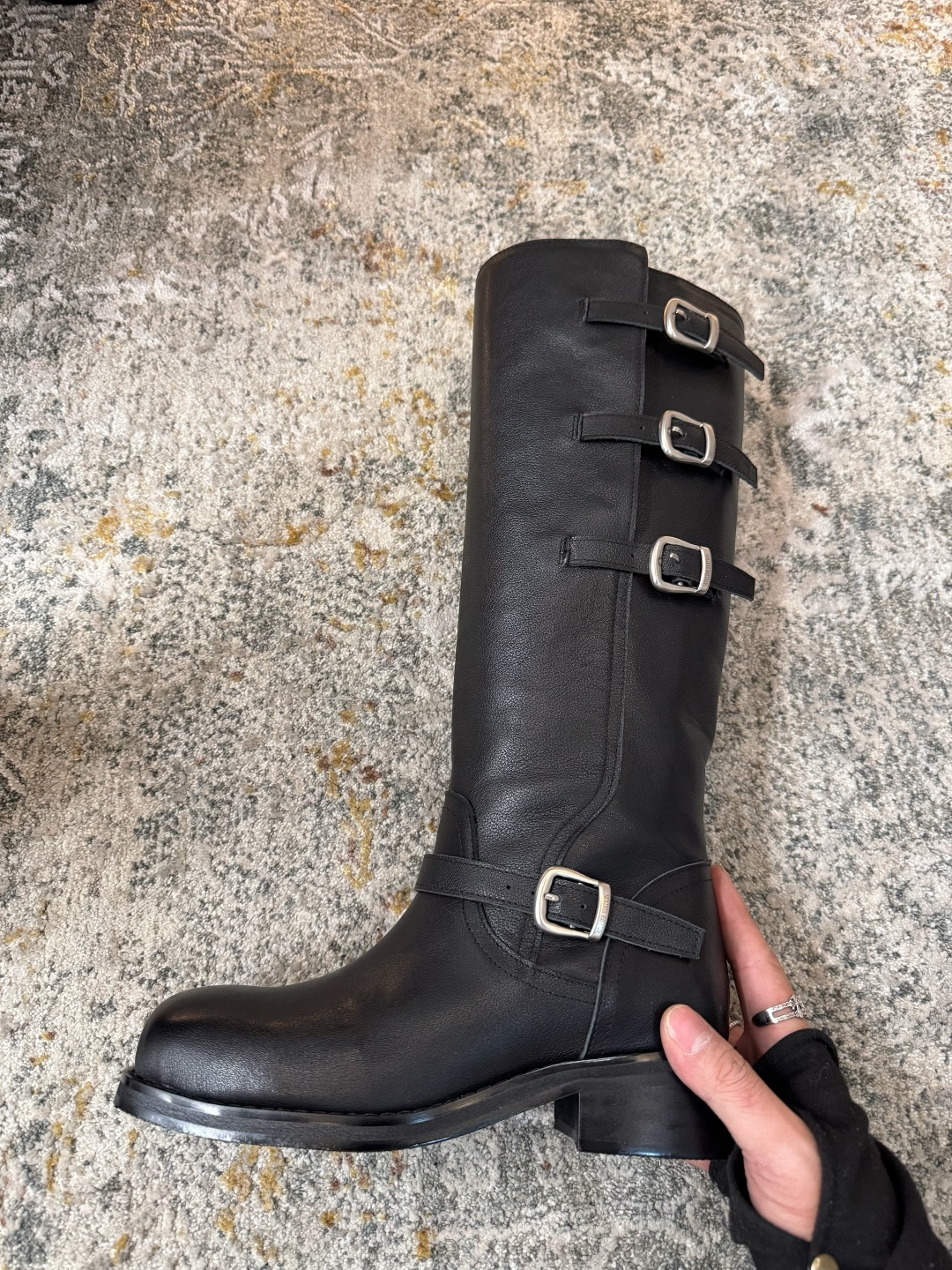 A design leather fabric, sheepskin lining, rubber sole, long boots