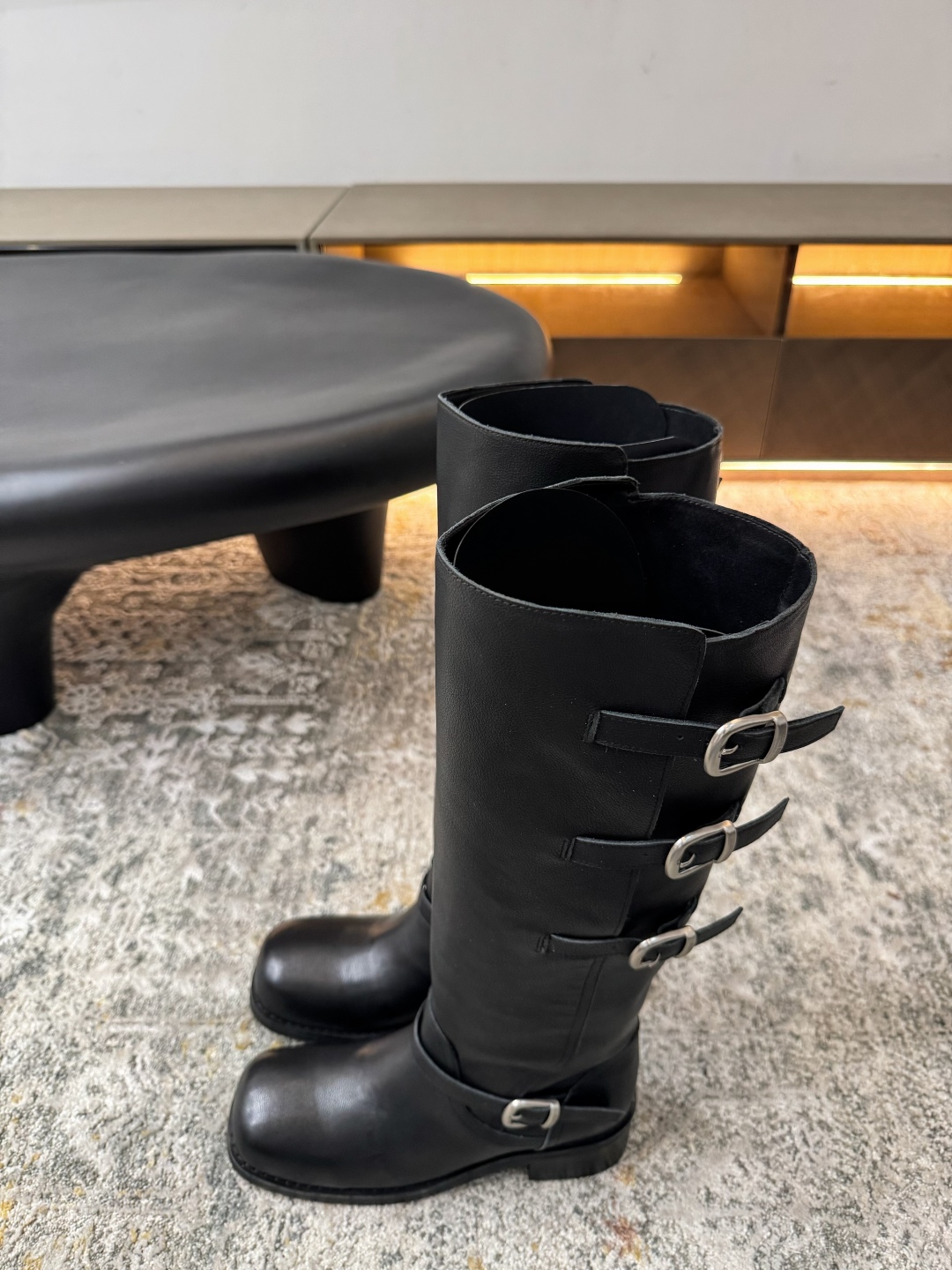 A design leather fabric, sheepskin lining, rubber sole, long boots