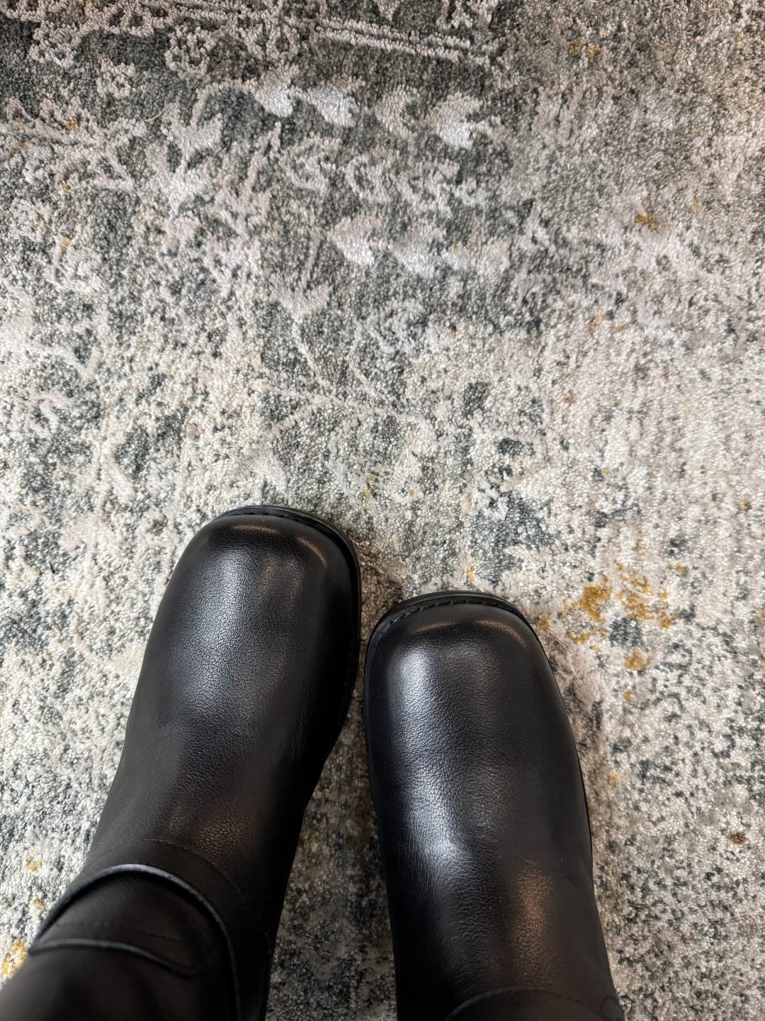 A design leather fabric, sheepskin lining, rubber sole, long boots