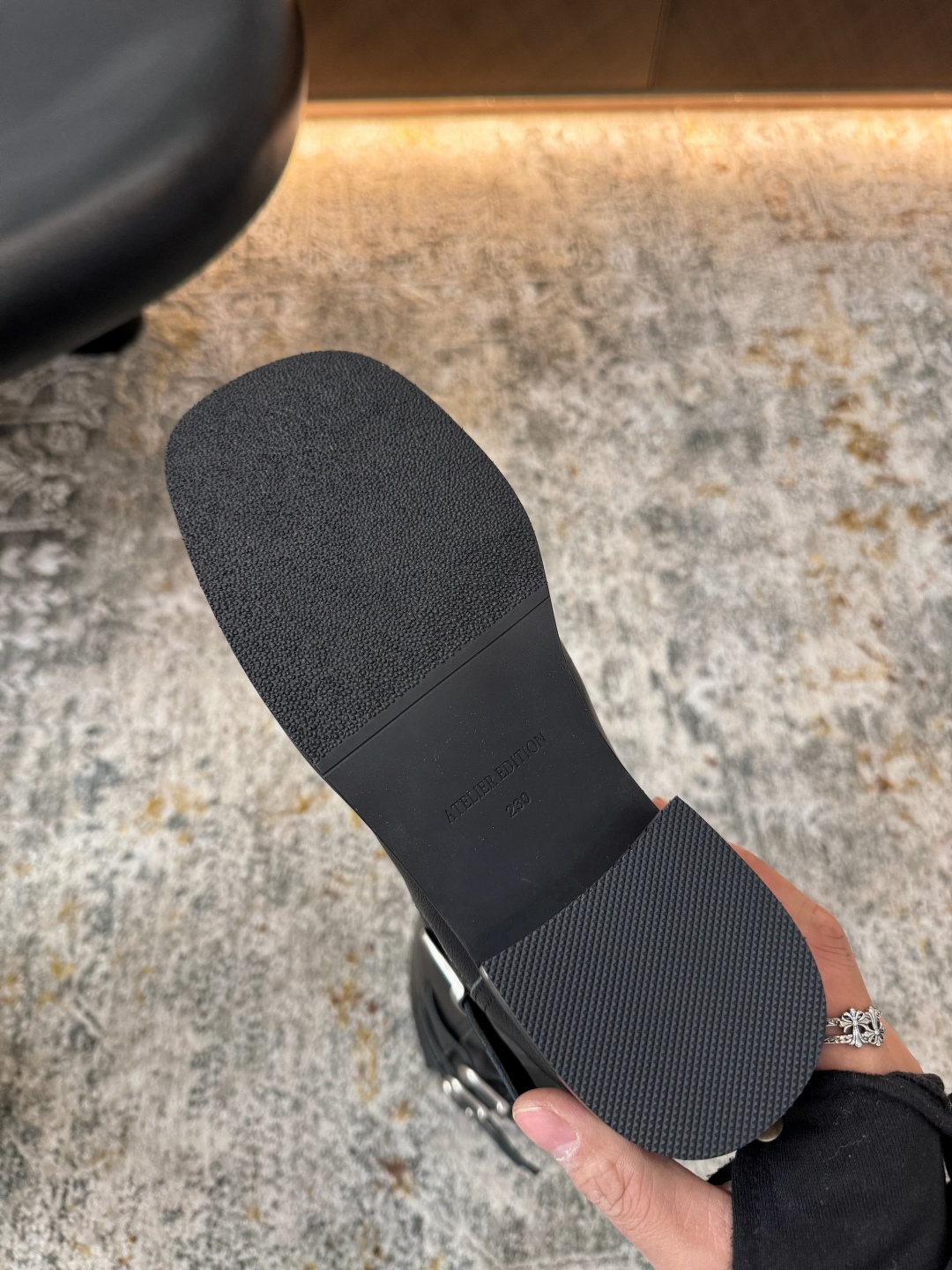 A design leather fabric, sheepskin lining, rubber sole, long boots