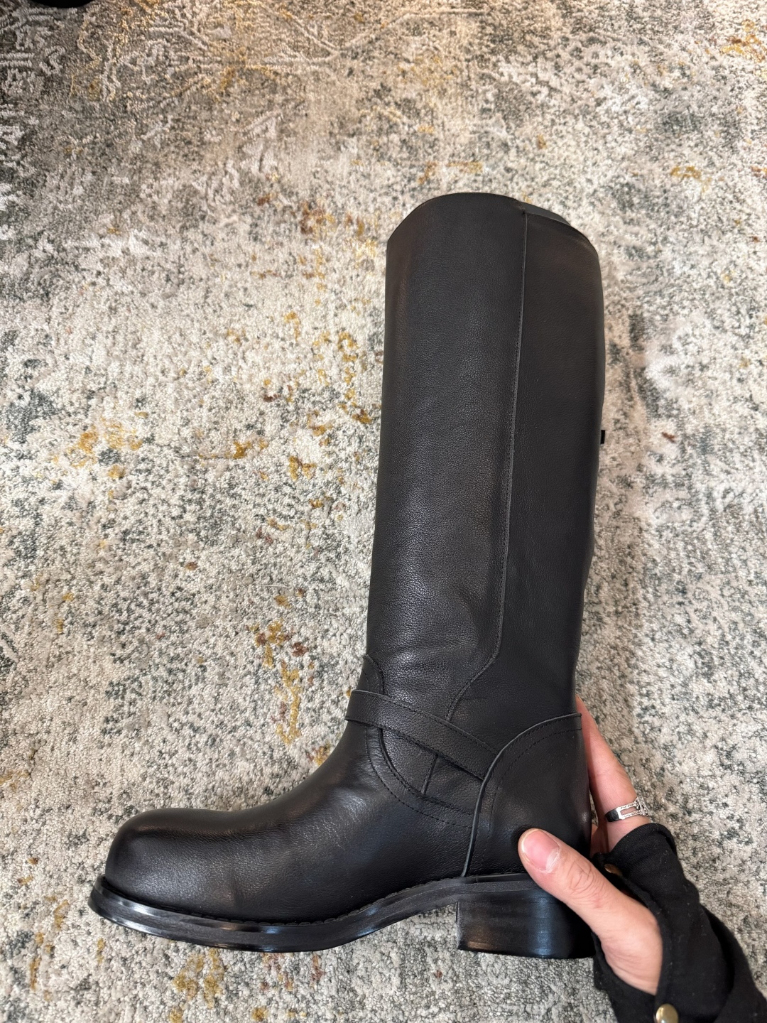 A design leather fabric, sheepskin lining, rubber sole, long boots