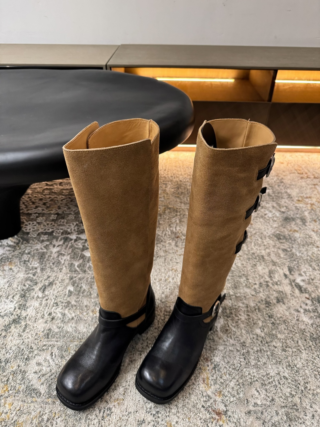 A design leather fabric, sheepskin lining, rubber sole, long boots