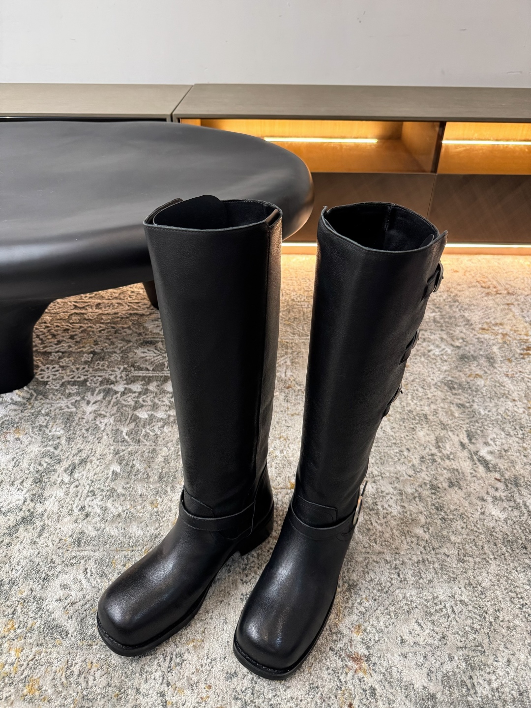 A design leather fabric, sheepskin lining, rubber sole, long boots