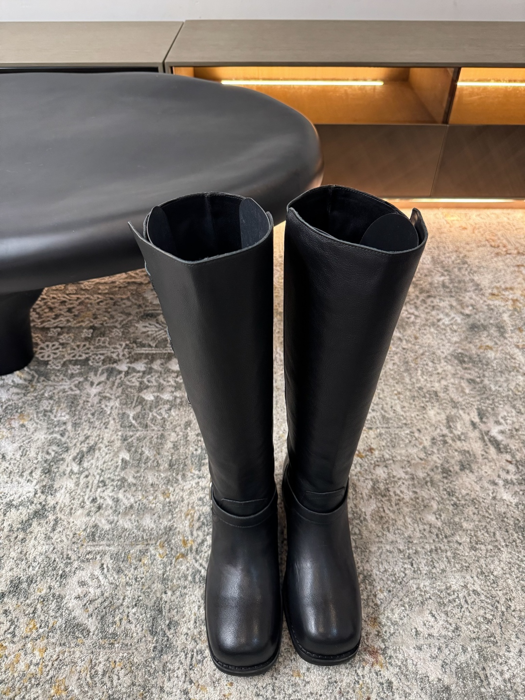 A design leather fabric, sheepskin lining, rubber sole, long boots