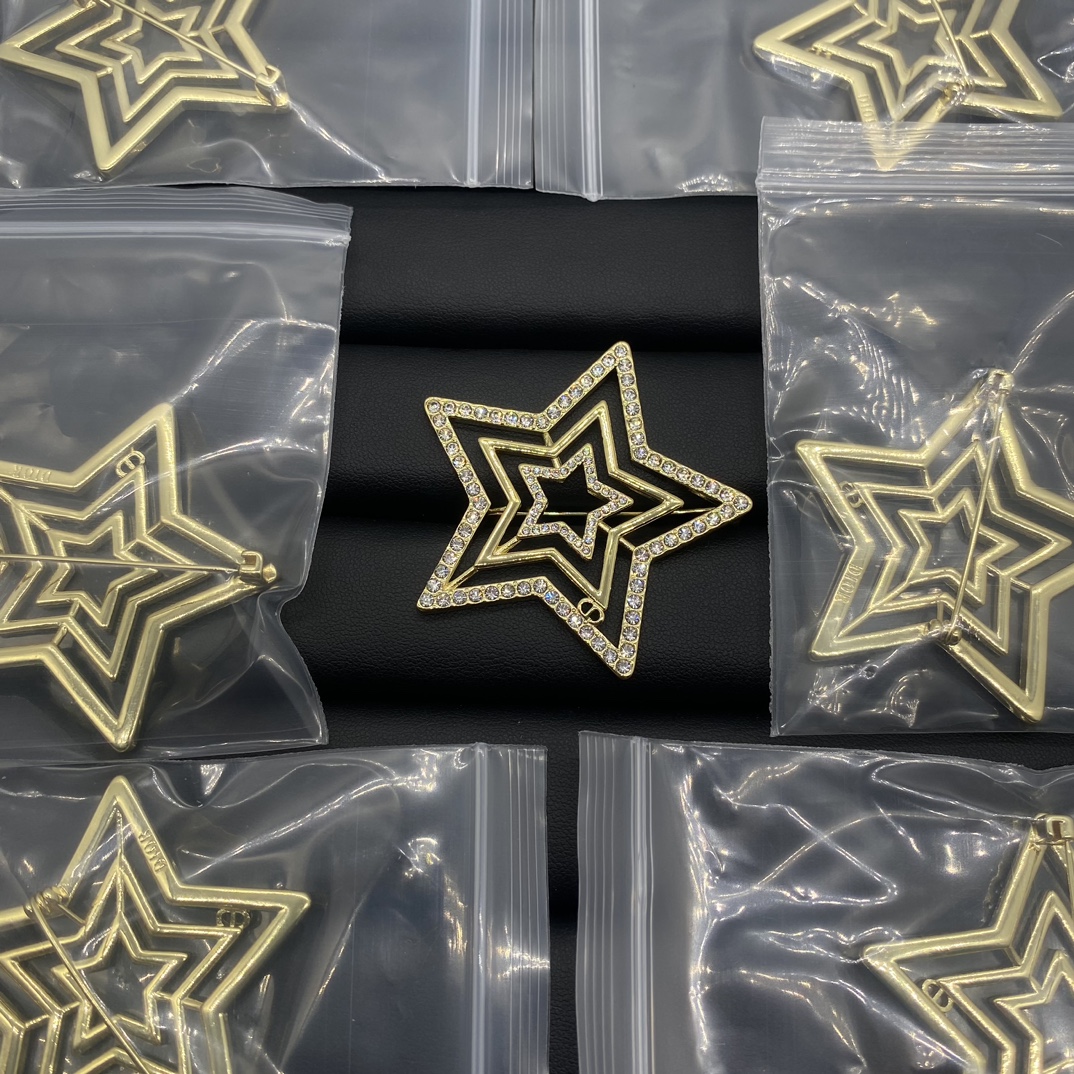D star brooch