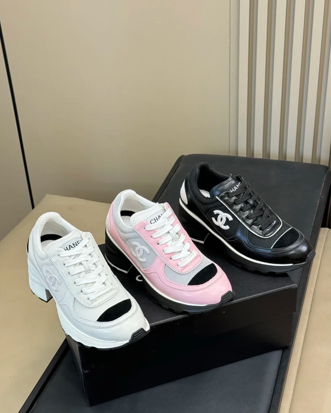 C Coarse-soled grid-patterned sneakers