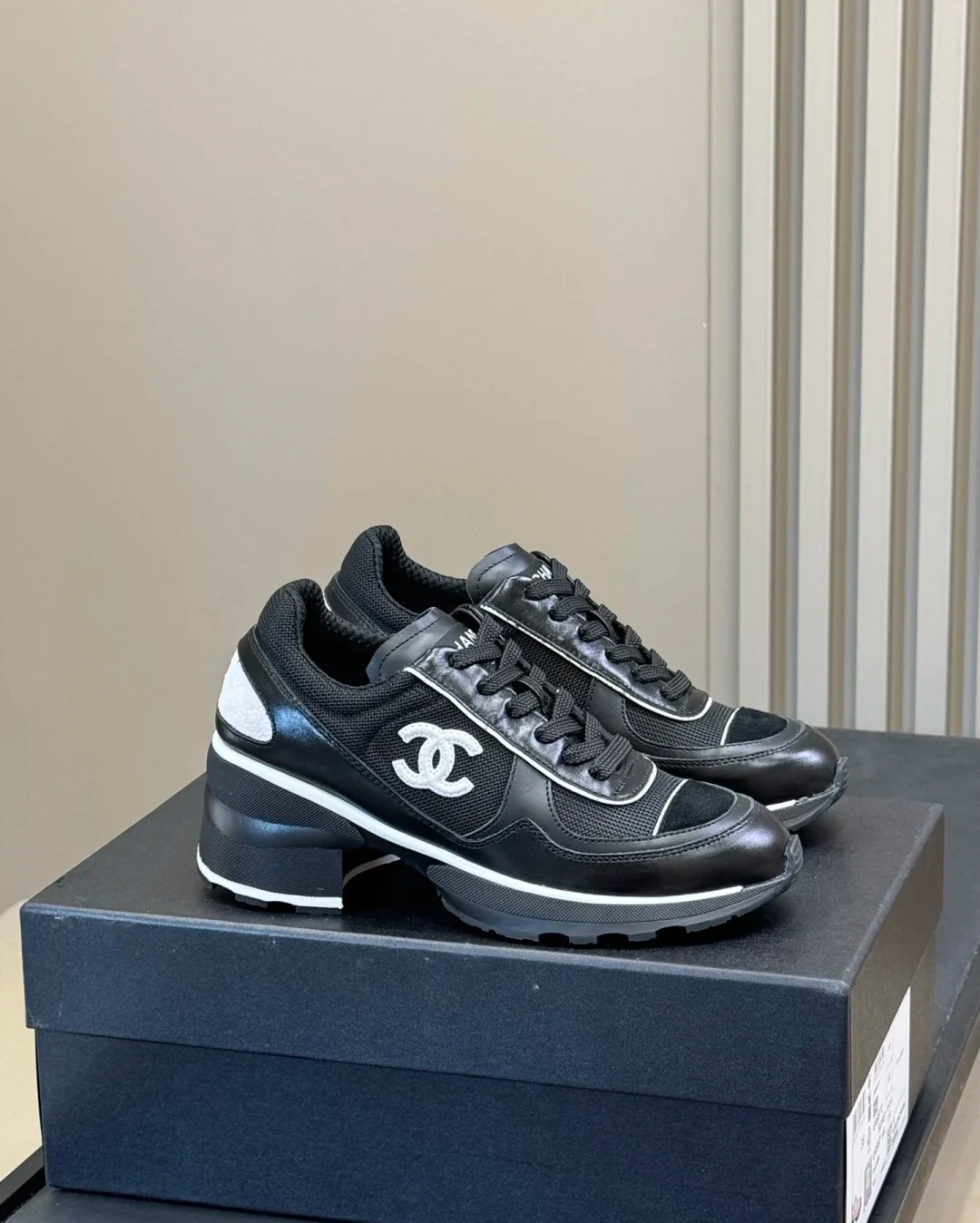 C Coarse-soled grid-patterned sneakers