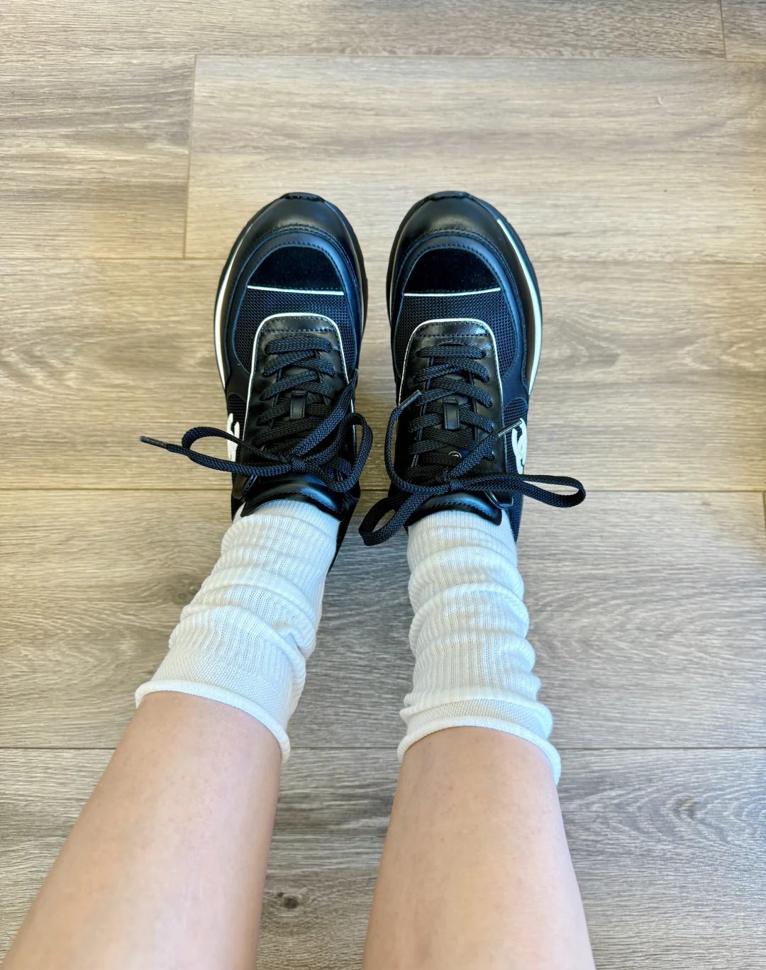 C Coarse-soled grid-patterned sneakers