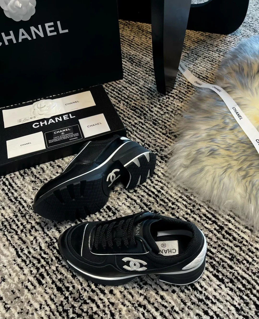 C Coarse-soled grid-patterned sneakers