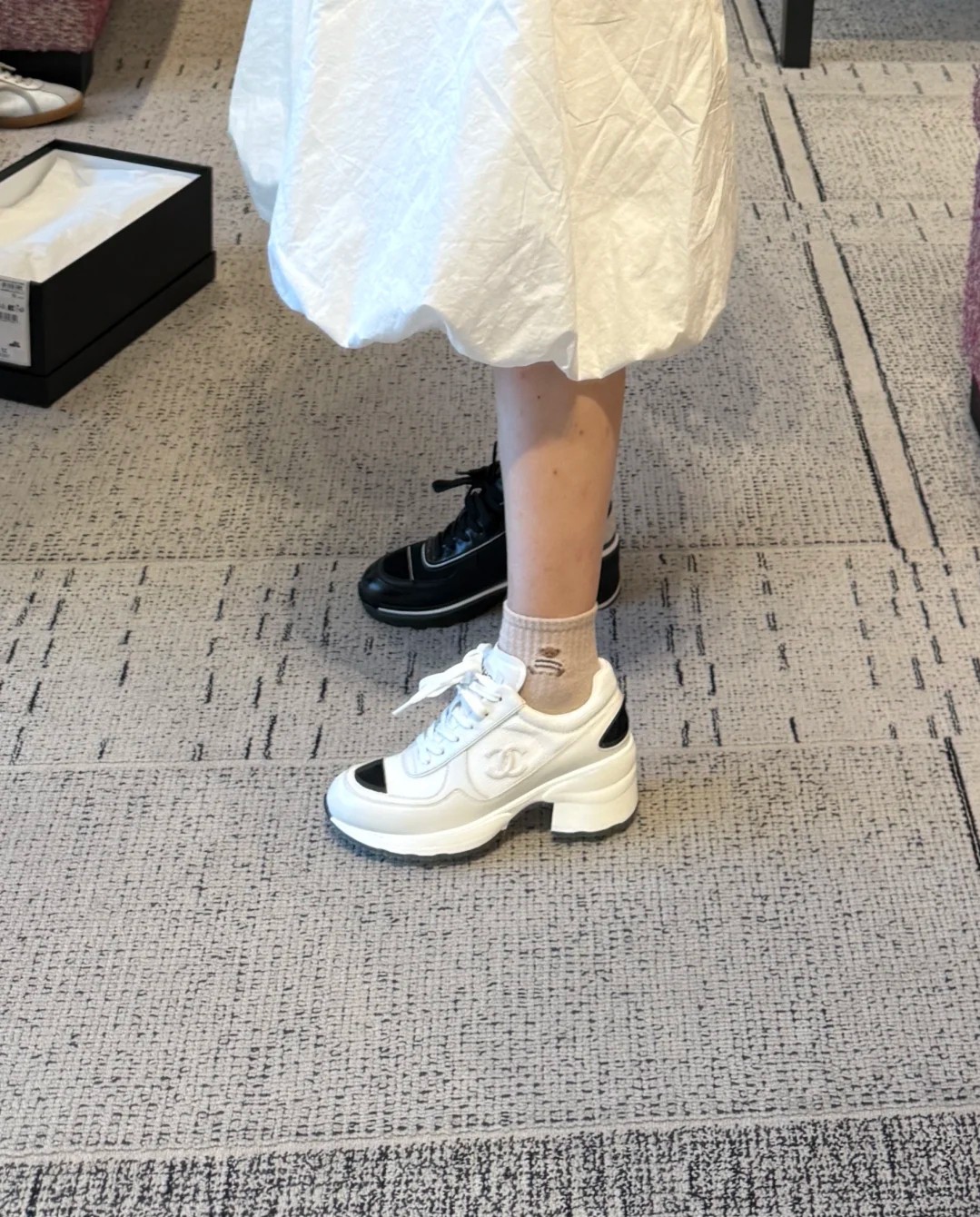 C Coarse-soled grid-patterned sneakers