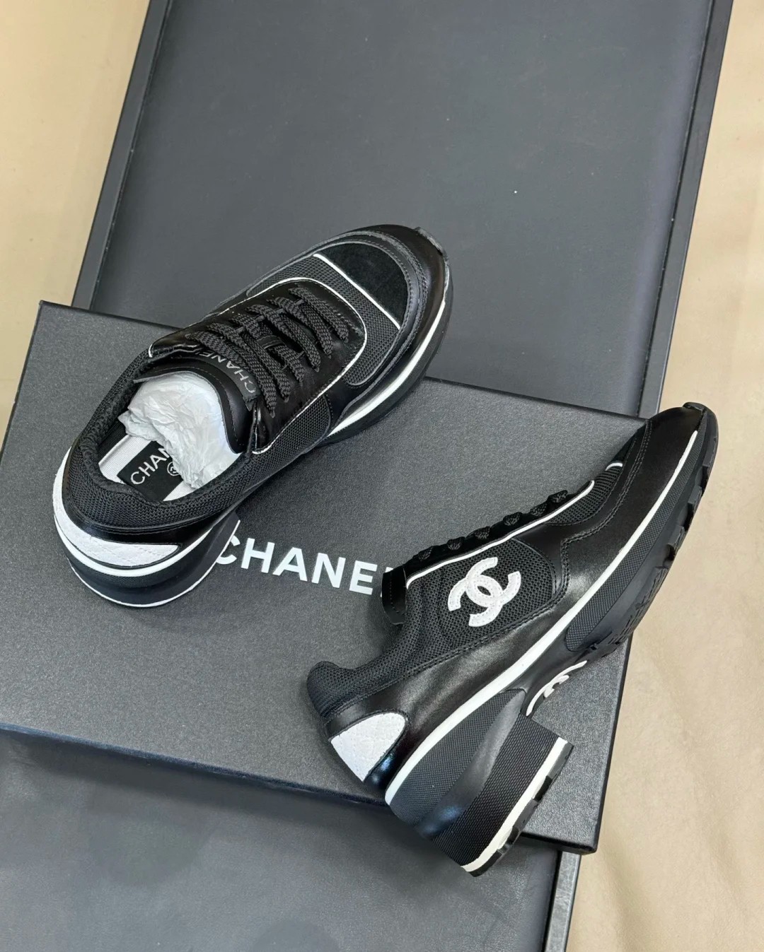 C Coarse-soled grid-patterned sneakers