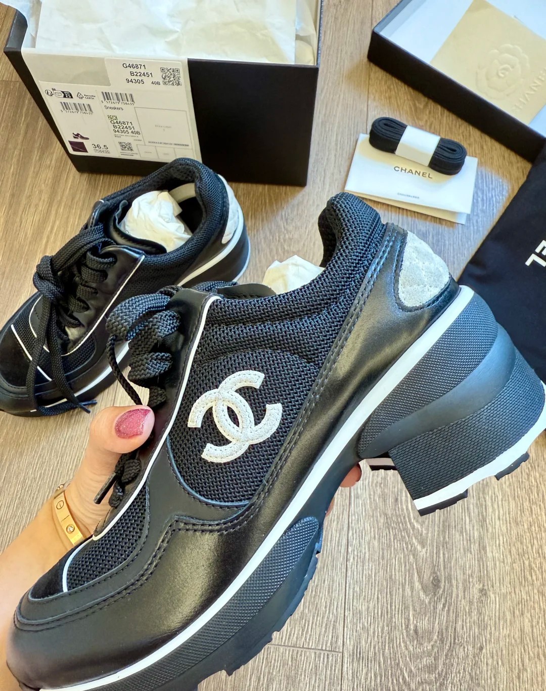 C Coarse-soled grid-patterned sneakers