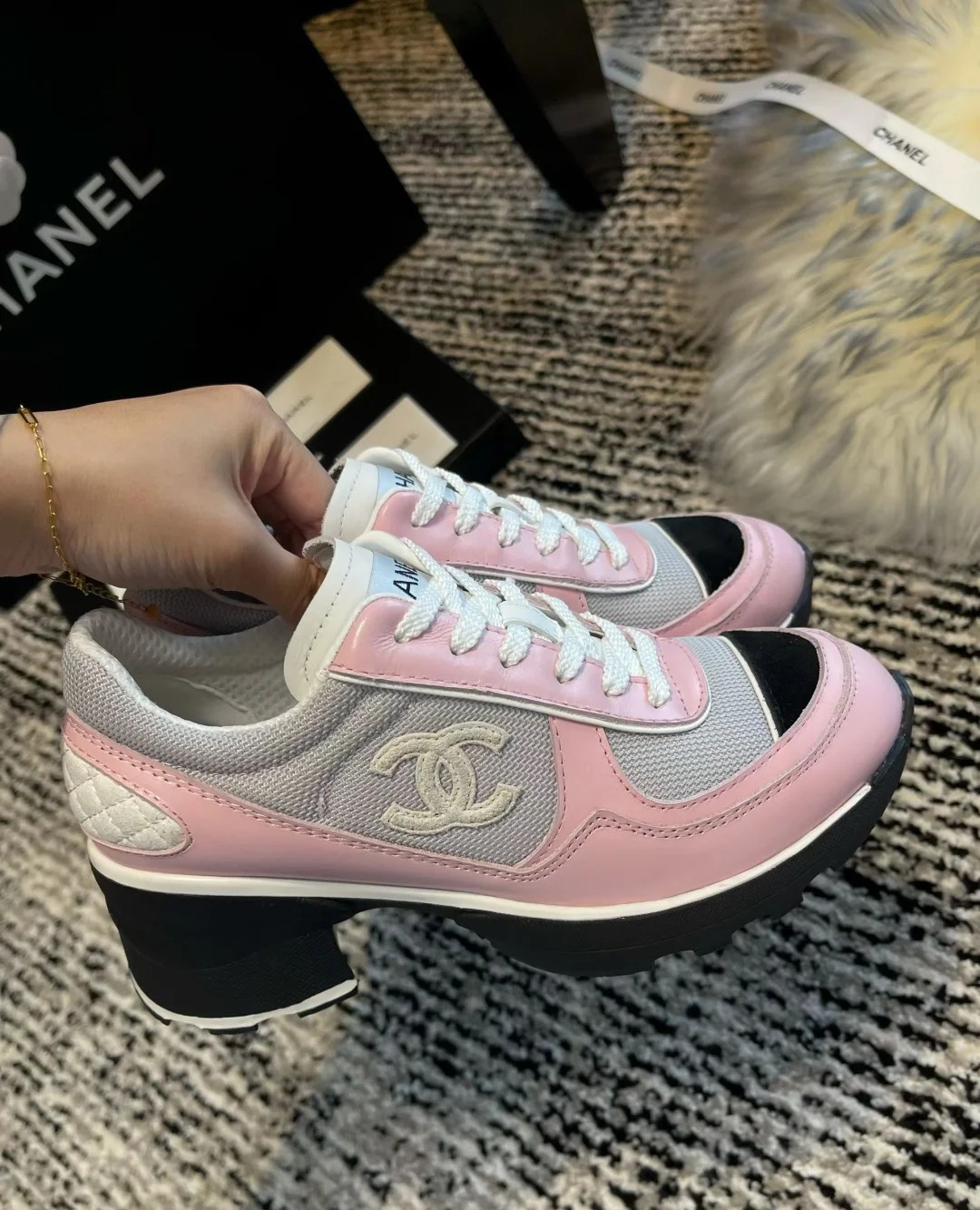 C Coarse-soled grid-patterned sneakers