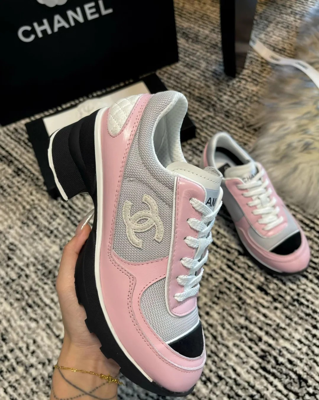 C Coarse-soled grid-patterned sneakers