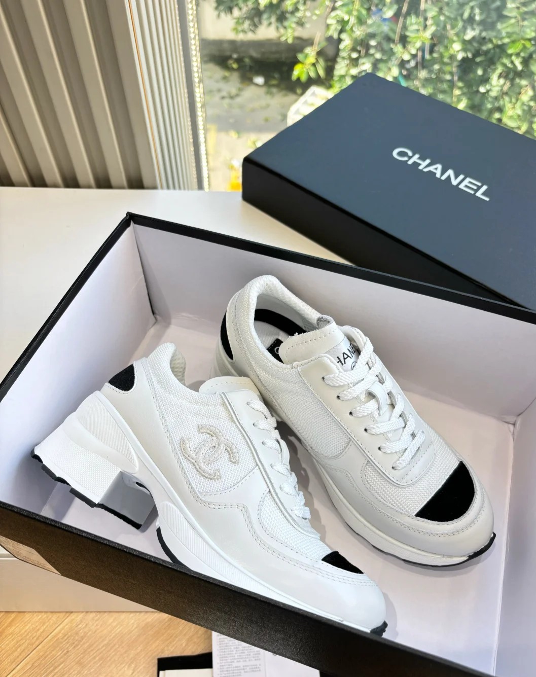 C Coarse-soled grid-patterned sneakers