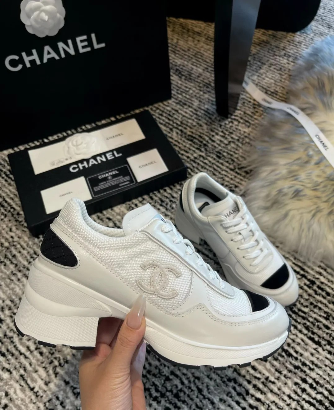 C Coarse-soled grid-patterned sneakers