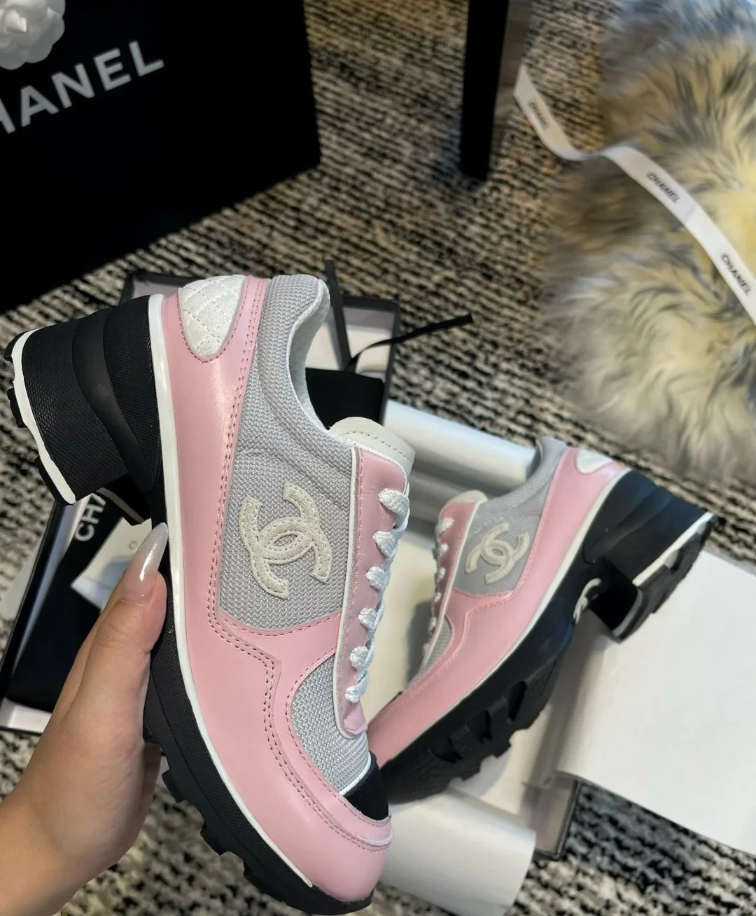 C Coarse-soled grid-patterned sneakers