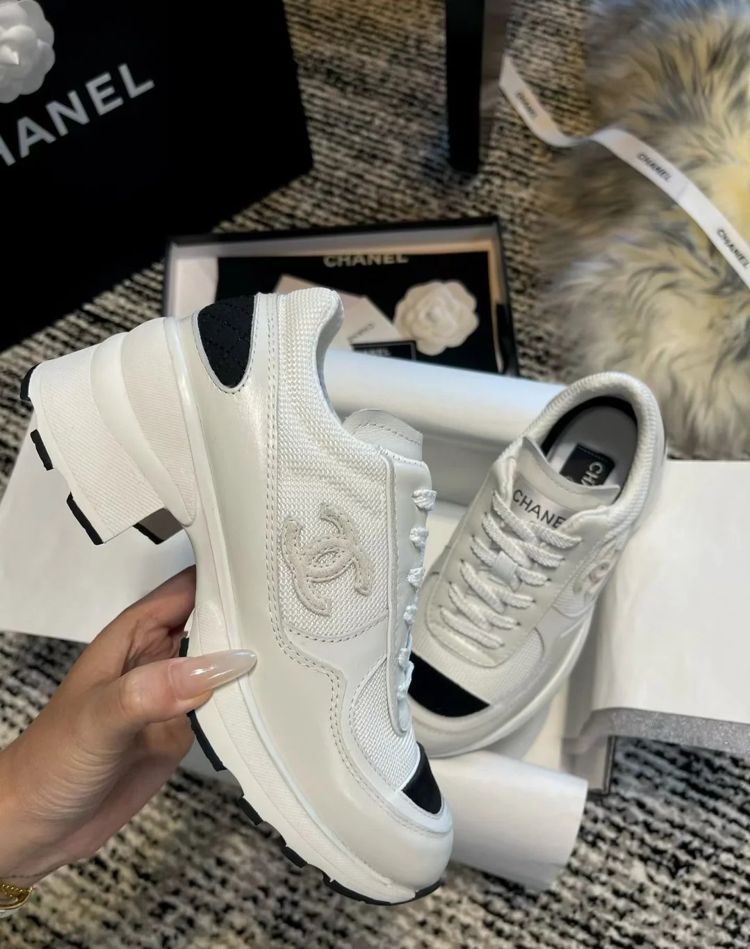 C Coarse-soled grid-patterned sneakers