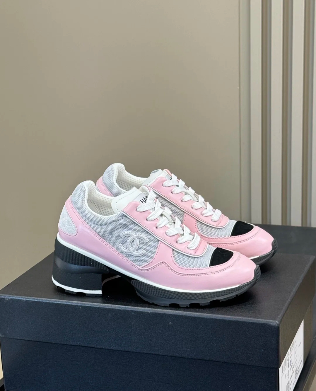 C Coarse-soled grid-patterned sneakers