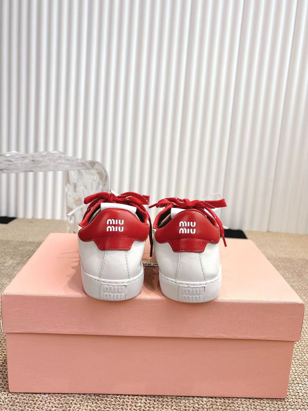 M Tie-up white sneakers