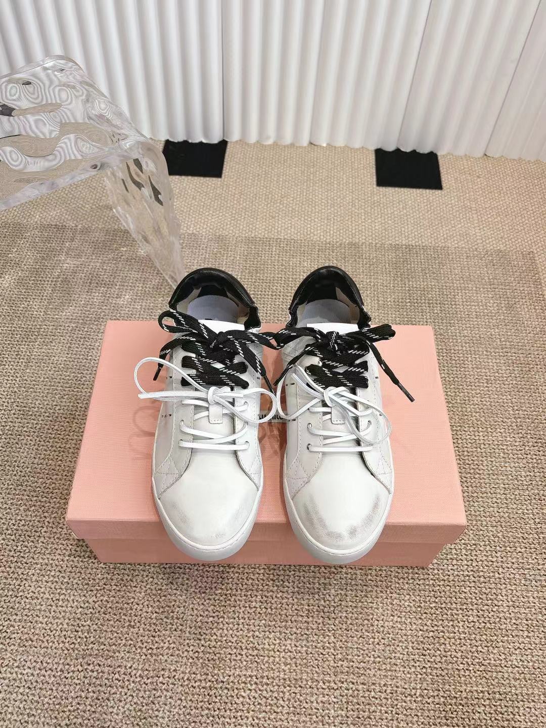 M Tie-up white sneakers