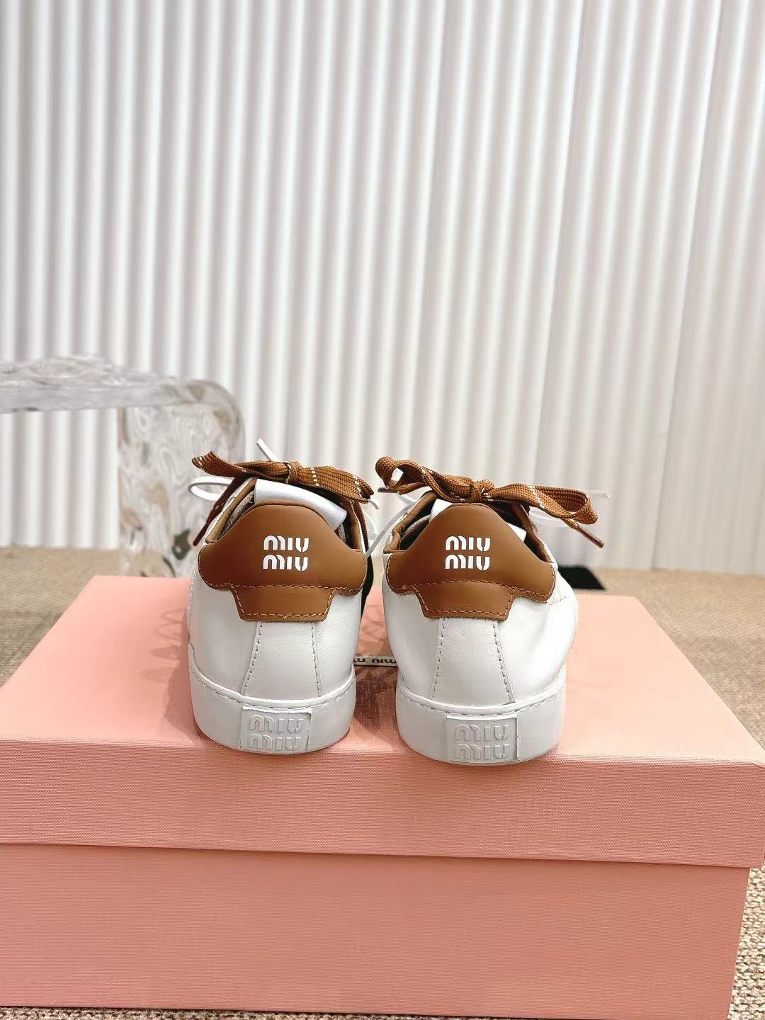 M Tie-up white sneakers