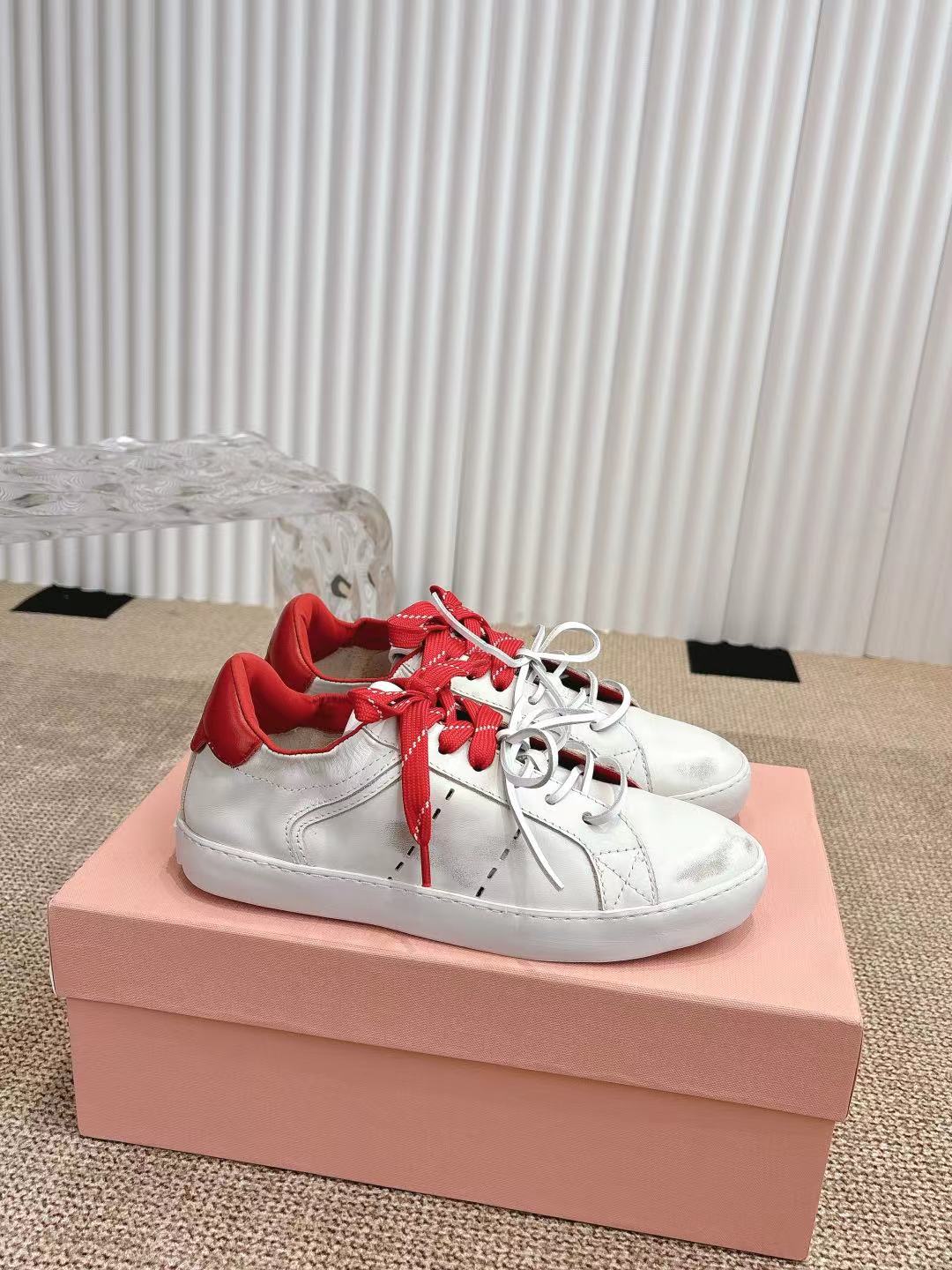 M Tie-up white sneakers