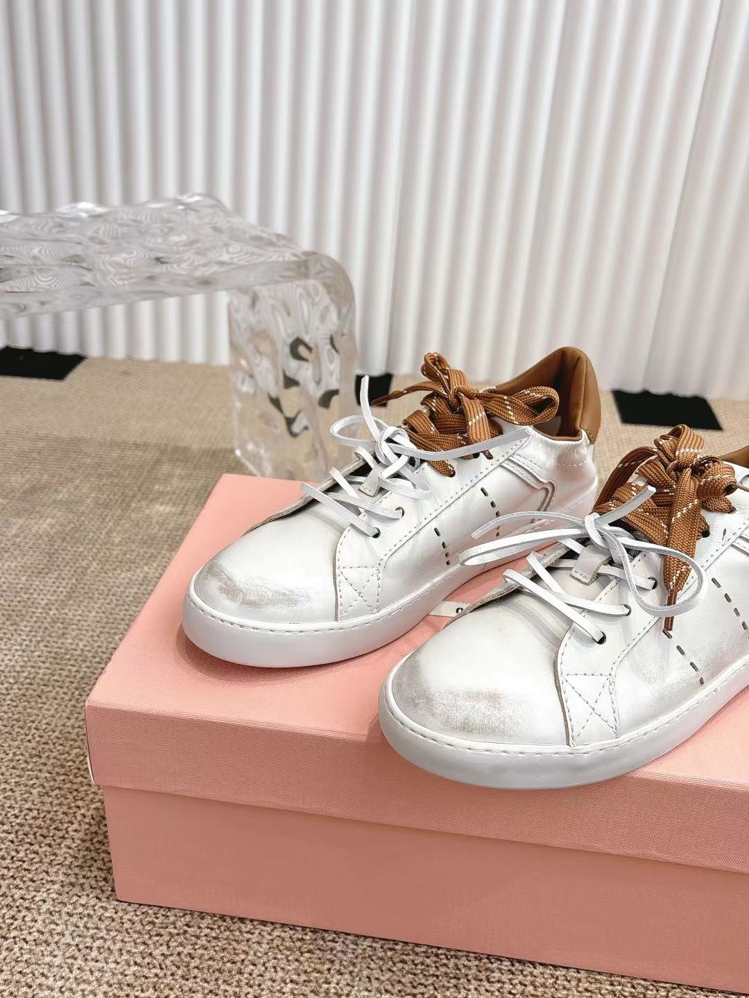 M Tie-up white sneakers