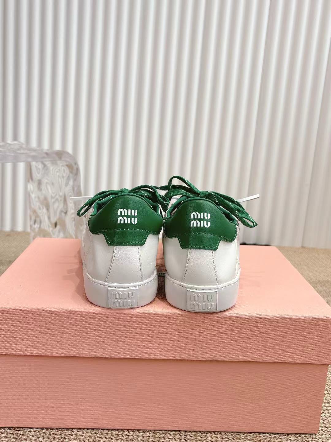 M Tie-up white sneakers
