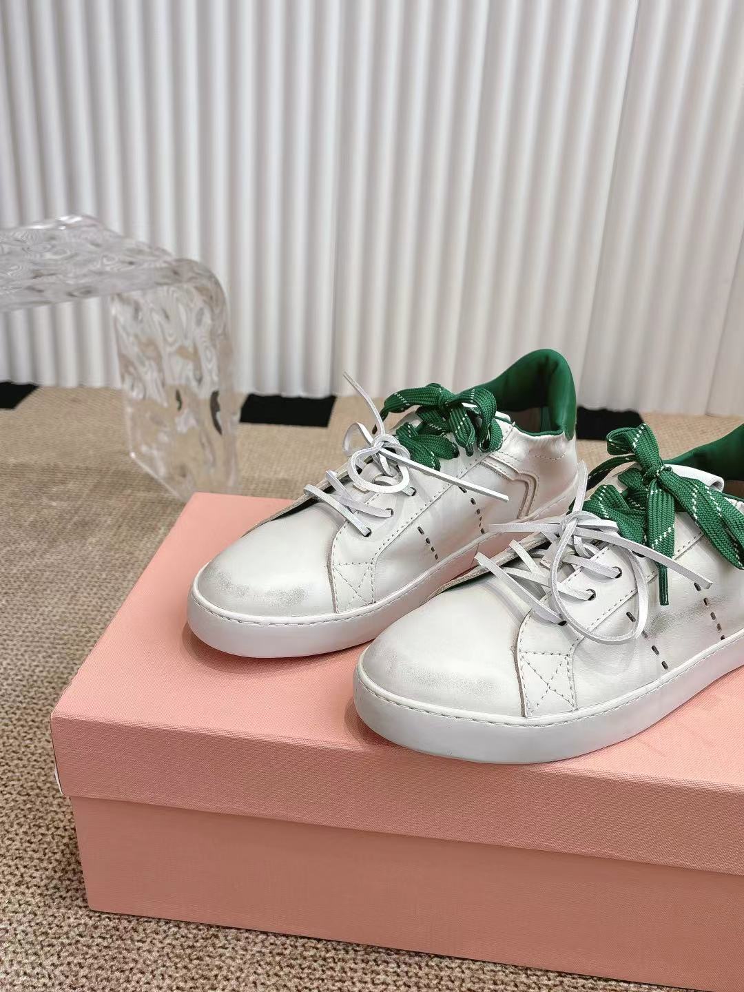 M Tie-up white sneakers