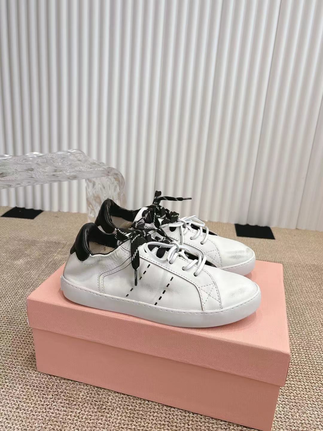M Tie-up white sneakers