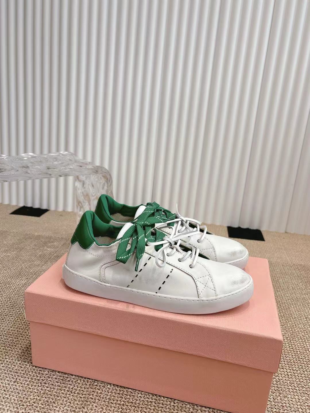 M Tie-up white sneakers
