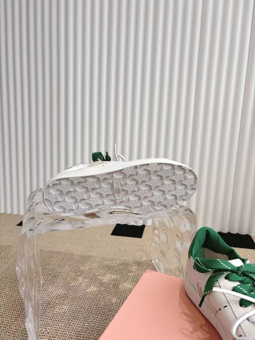 M Tie-up white sneakers