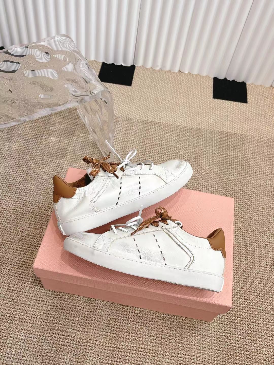 M Tie-up white sneakers