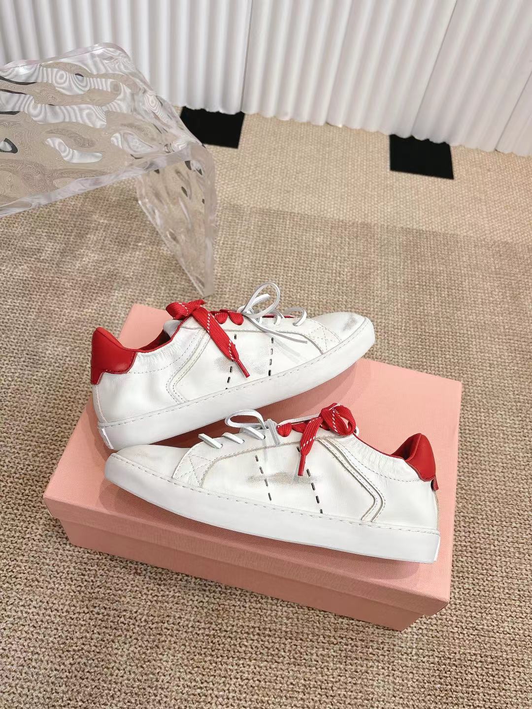 M Tie-up white sneakers