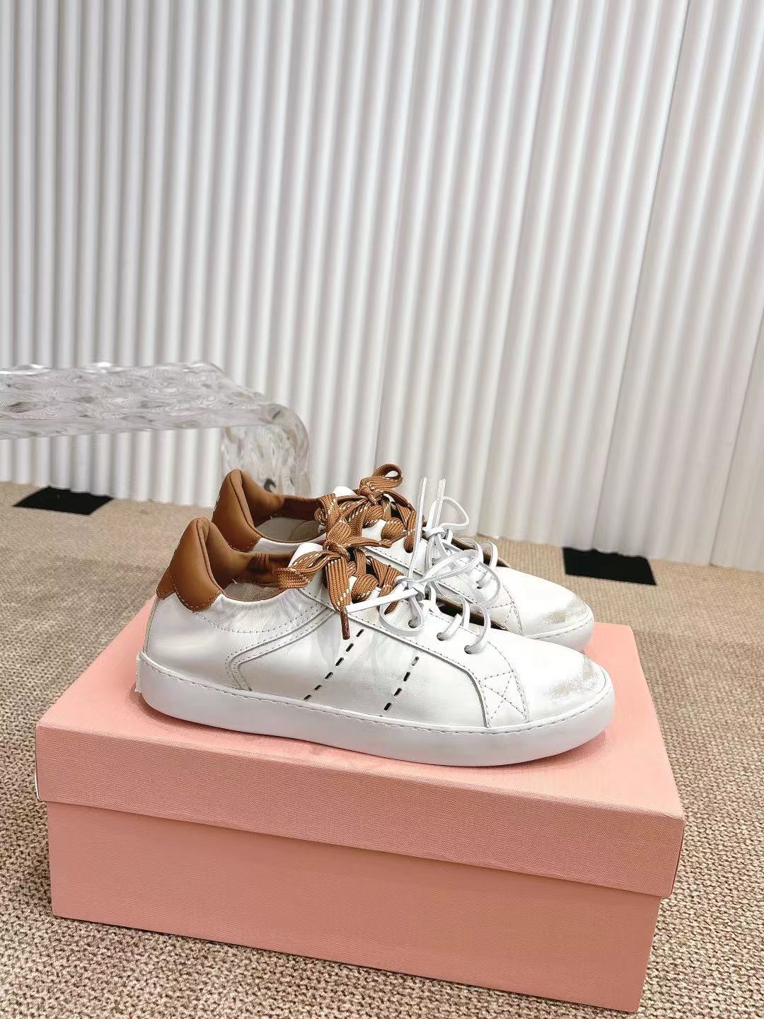 M Tie-up white sneakers