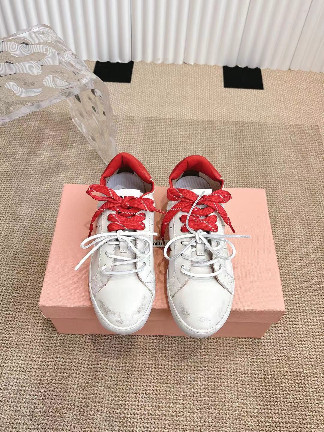 M Tie-up white sneakers