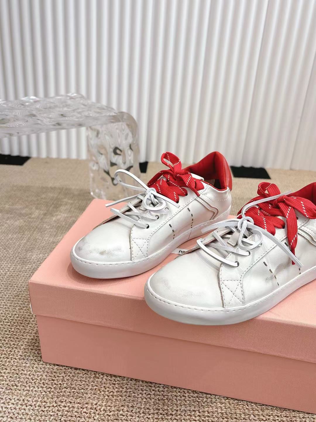 M Tie-up white sneakers