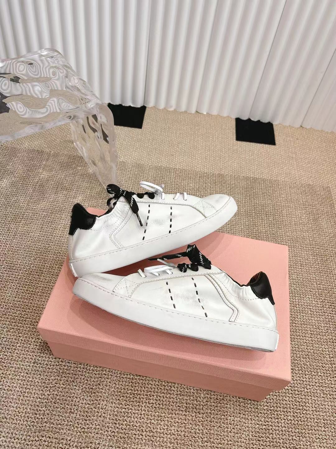 M Tie-up white sneakers