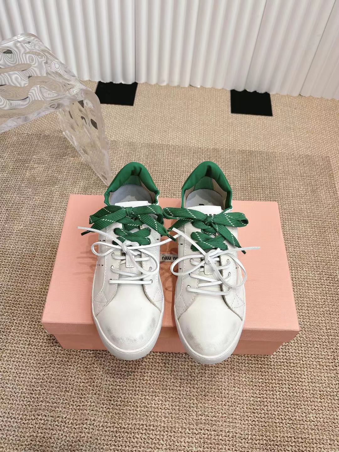 M Tie-up white sneakers