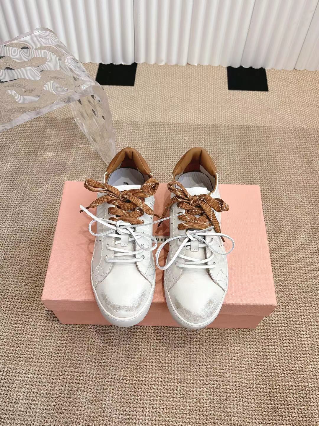 M Tie-up white sneakers