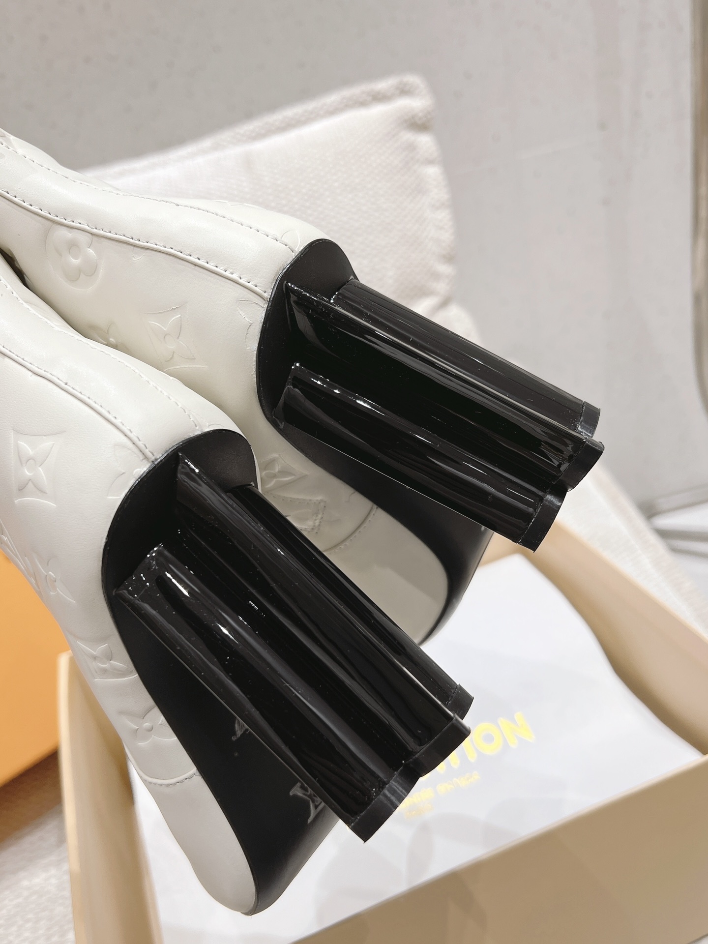 L design 2024 women's new high-heeled printed short boots