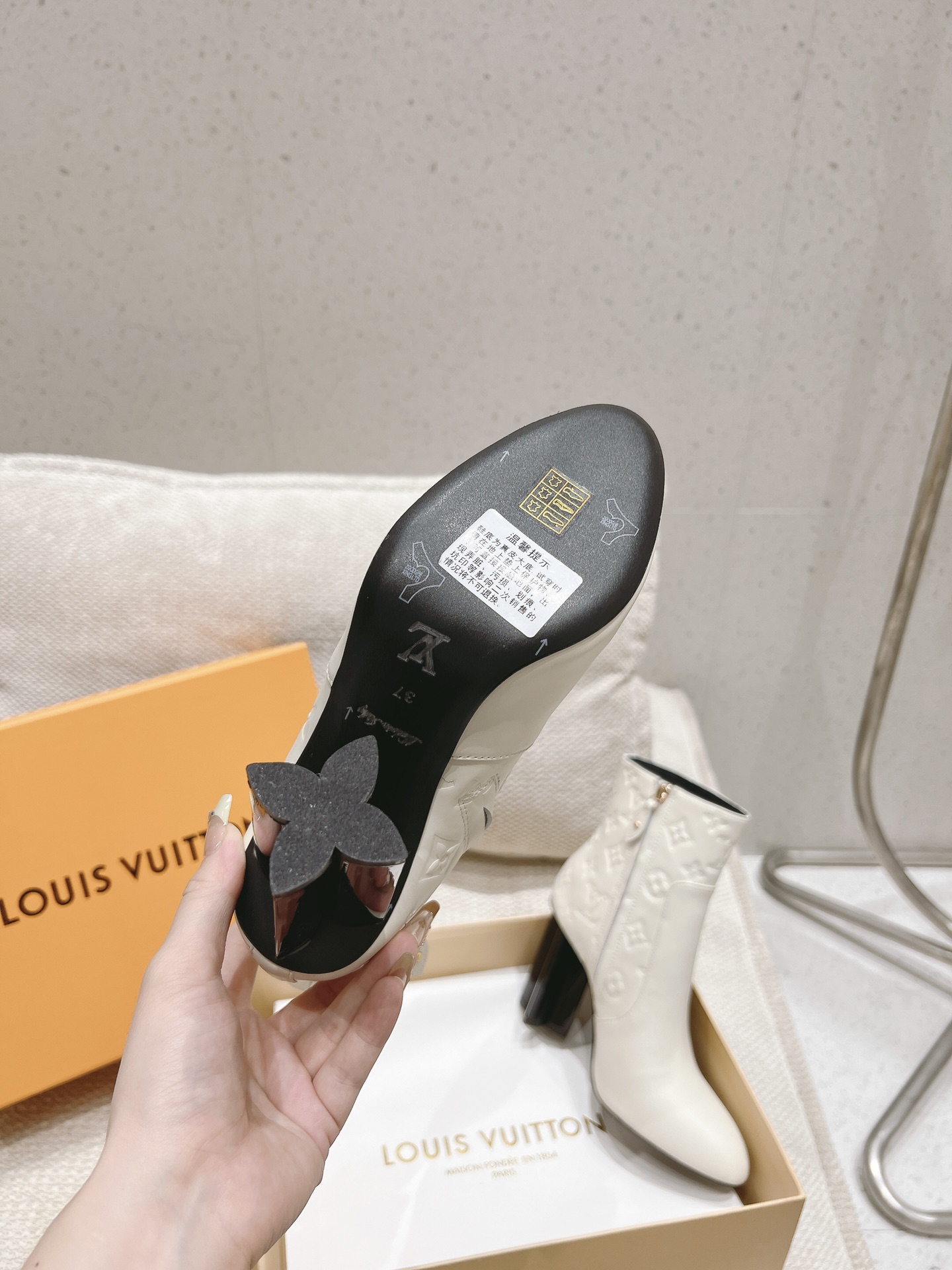 L design 2024 women's new high-heeled printed short boots