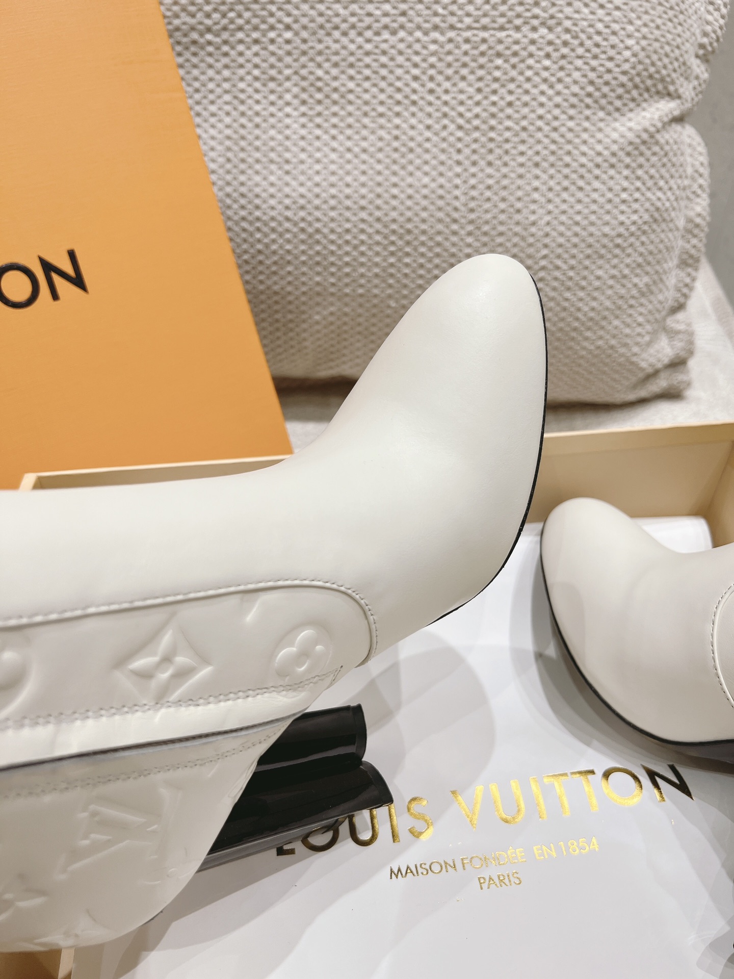 L design 2024 women's new high-heeled printed short boots